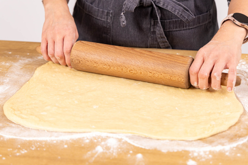 Hefeteig ausrollen