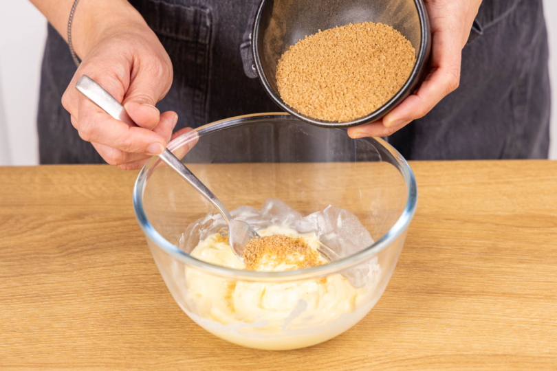 braunen Zucker zur Butter geben