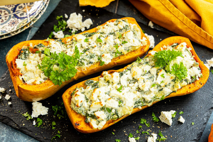 Gefüllter Butternut-Kürbis mit Spinat und Feta