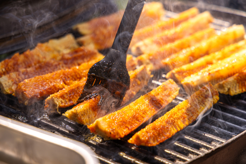 Mais mit der Marinade bestreichen