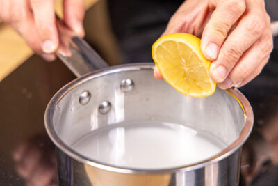 Zitronensaft dazugeben