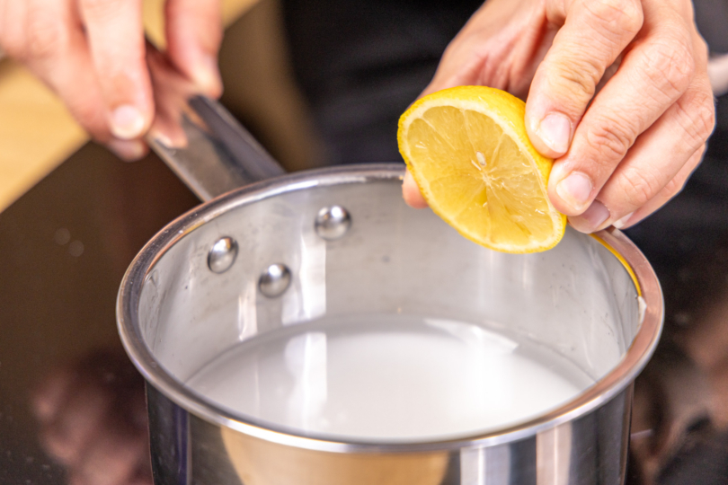 Zitronensaft dazugeben
