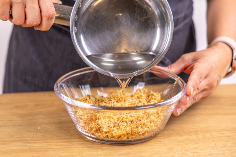 Kadayif mit Zuckersirup übergießen
