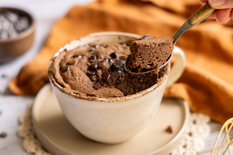 Gesunder Tassenkuchen ohne Zucker angelöffelt