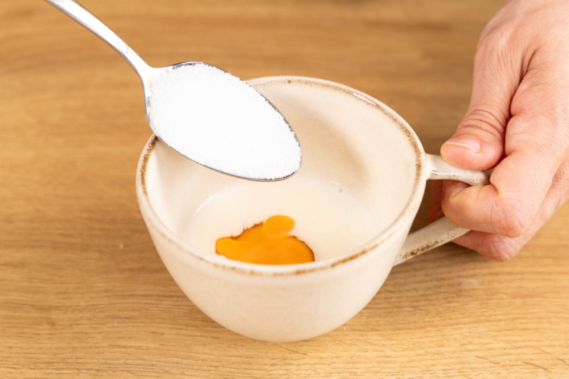 Birkenzucker zum Ei in die Tasse geben