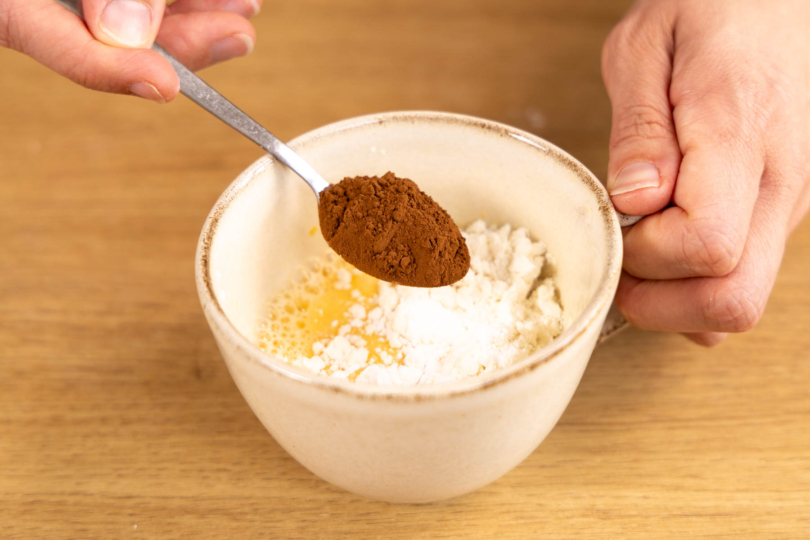 Backkakao zum Teig geben