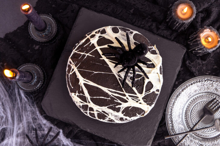 Gruselige Torte mit Spinnennetz
