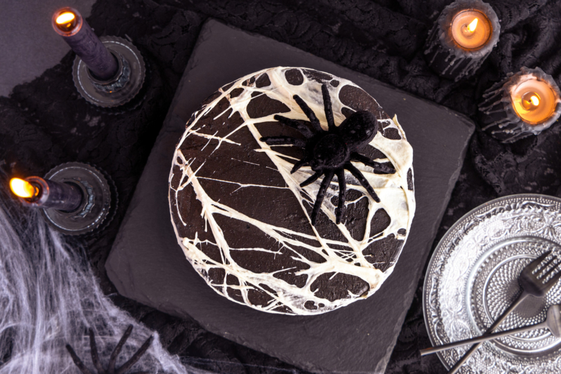 Gruselige Torte mit Spinnennetz