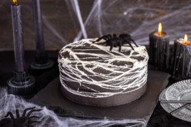 Gruselige Torte mit Spinnennetz