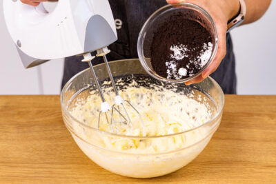 trockene Zutaten zur aufgeschlagenen Butter geben