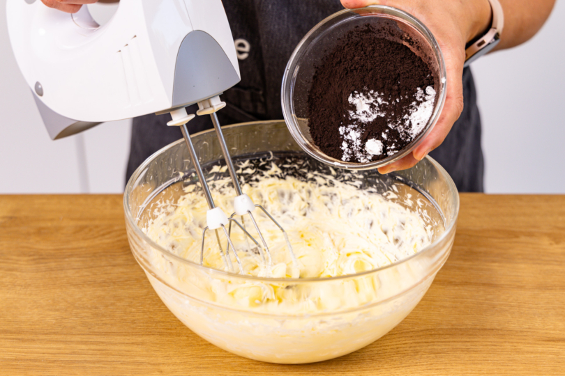 trockene Zutaten zur aufgeschlagenen Butter geben