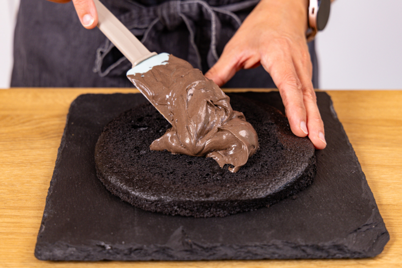 Creme auf Tortenboden verstreichen