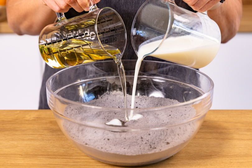 Flüssigkeiten zum Teig geben
