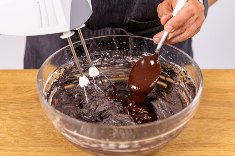 Ganache zur Buttercreme geben