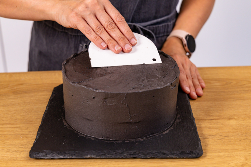 Torte ebenmäßig einstreichen