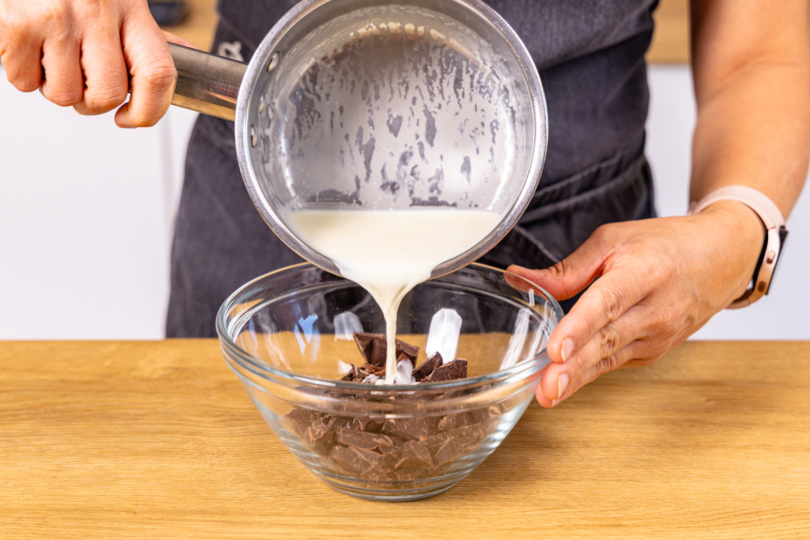 heiße Sahne über Schokolade gießen