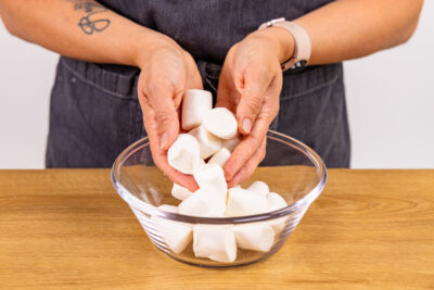 Marshmallows zum Schmelzen in Schüssel geben