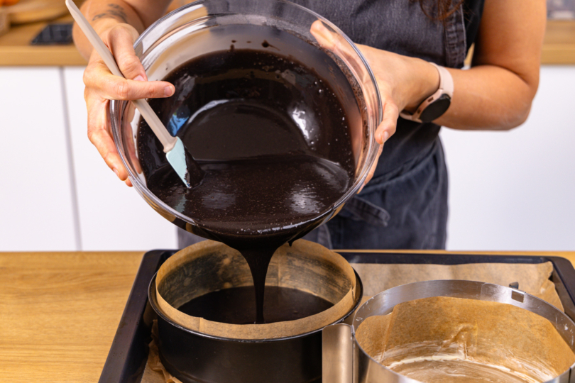 Teig für Tortenböden in Springformen verteilen