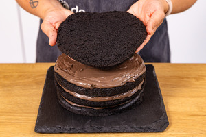 gruselige Torte schichten