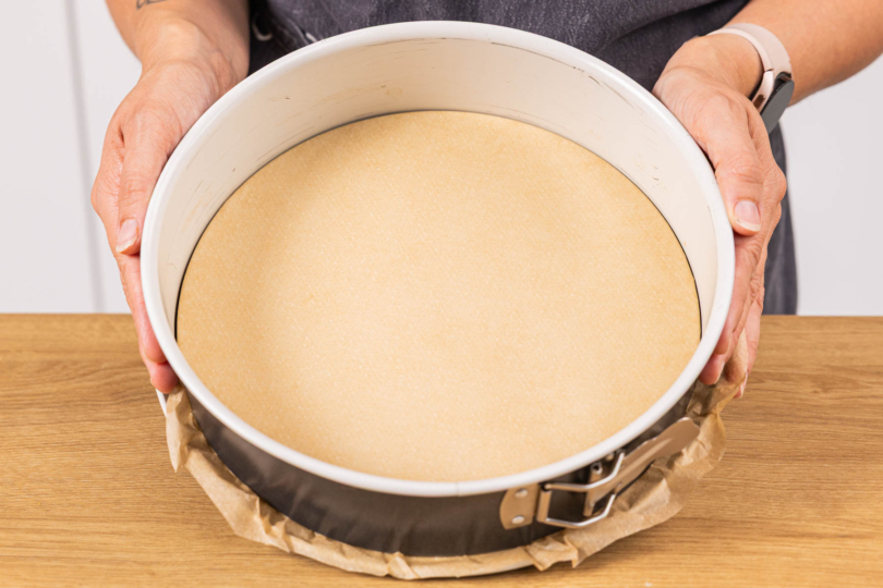 Springform mit Backpapier auslegen