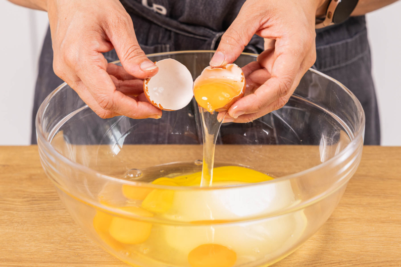 Eier in eine Schüssel geben