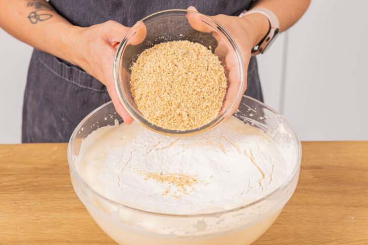 gemahlene Haselnüsse in die Schüssel geben