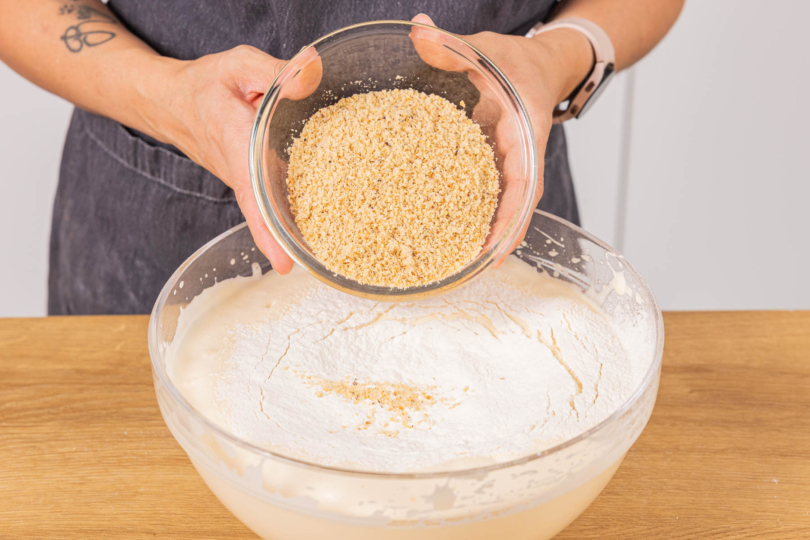 gemahlene Haselnüsse in die Schüssel geben