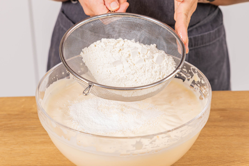 Mehl in die Schüssel sieben