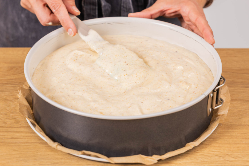 Teig in Springform verteilen