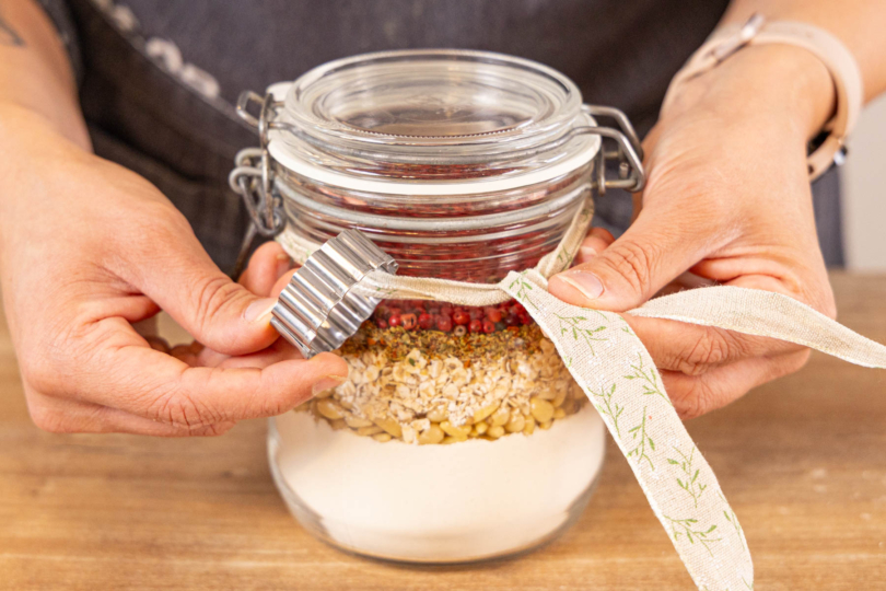 Herzhafte Cracker-Backmischung im Glas verzieren