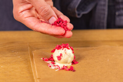 Käsekuchen-Kugeln mit Erdbeeren dekorieren