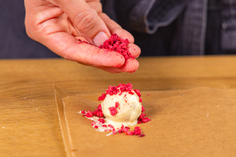 Käsekuchen-Kugeln mit Erdbeeren dekorieren