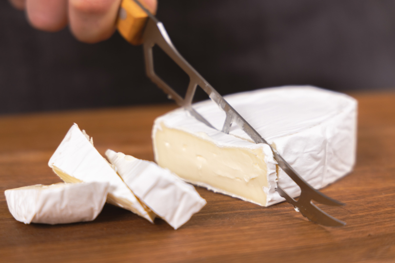 Camembert anschneiden