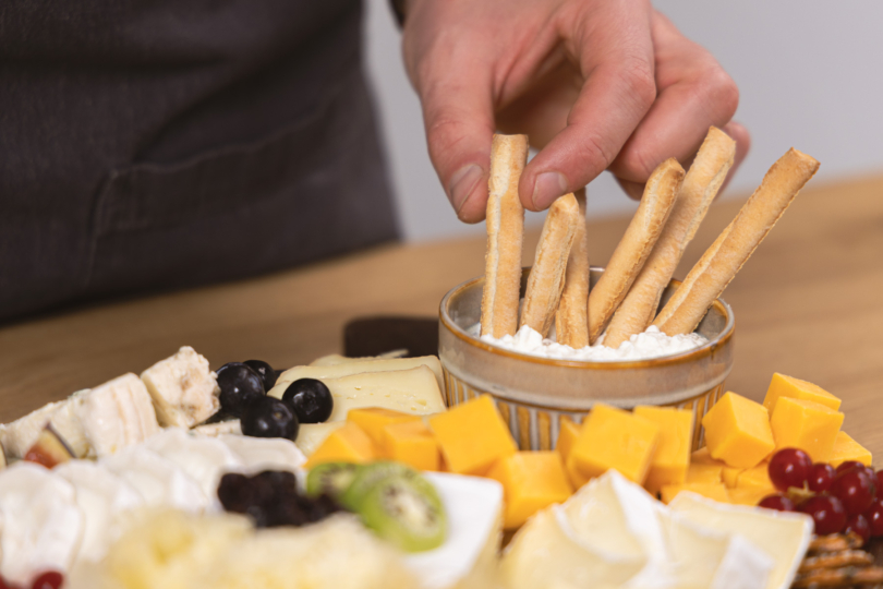 Körnigen Frischkäse mit Grissini dekorieren