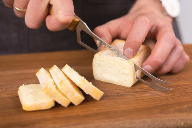 Limburger in Scheiben schneiden