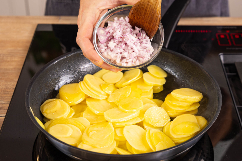 Kartoffelscheiben und Schalottenewürfel anbraten