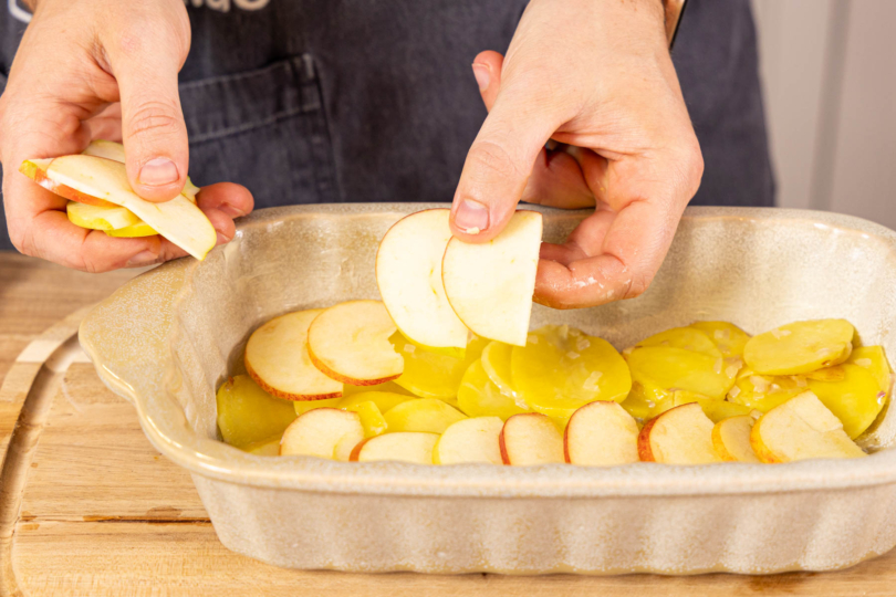 Kartoffel-Apfel-Gratin schichten