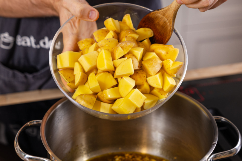 Kartoffeln in den Topf geben