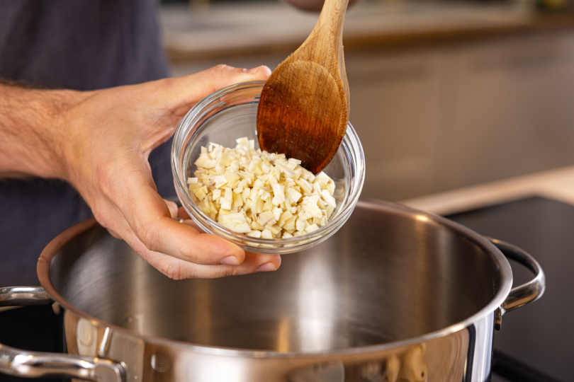 Zwiebel und Knoblauch anbraten