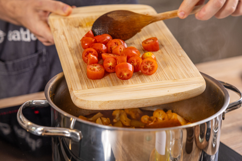 Tomaten in den Topf geben