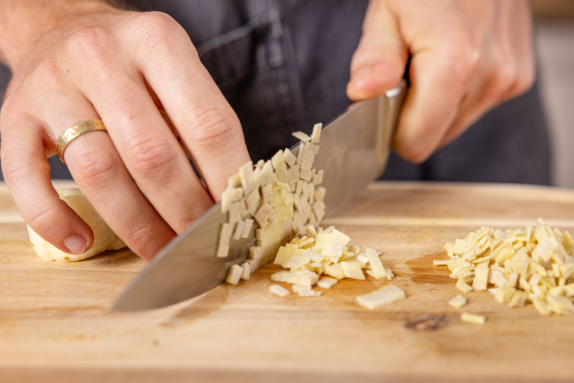 Knoblauch und Zwiebel schneiden