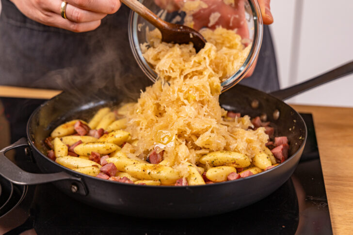 Sauerkraut in die Pfanne geben