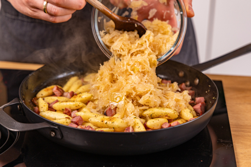 Sauerkraut in die Pfanne geben