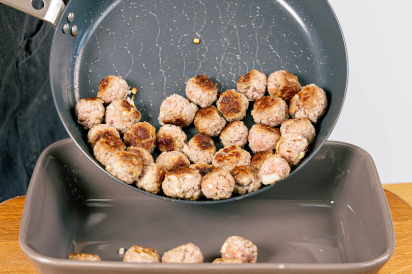 Köttbullar in einer Auflaufform im Ofen fertig garen