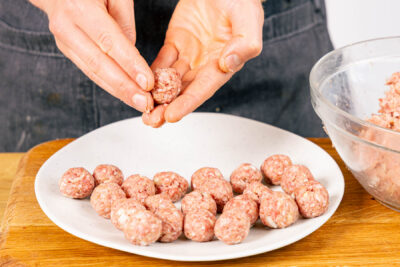 Fleischbällchen formen und kühl stellen