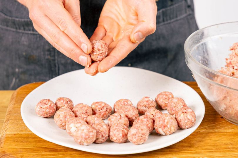 Fleischbällchen formen und kühl stellen
