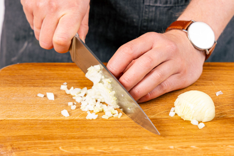 Zwiebel und Knoblauch in feine Würfel schneiden
