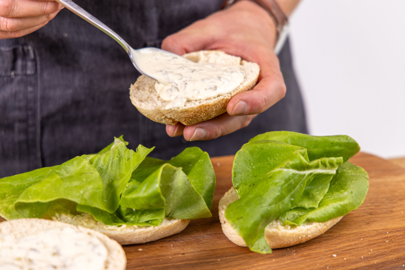Brötchen mit Remoulade bestreichen
