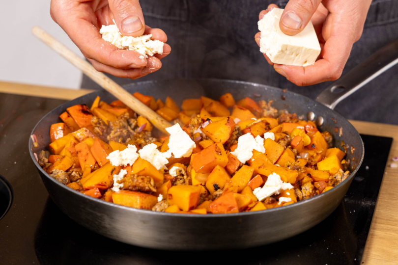 Feta über die Kürbis-Hackfleisch-Pfanne bröseln