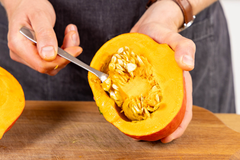 Kürbis entkernen